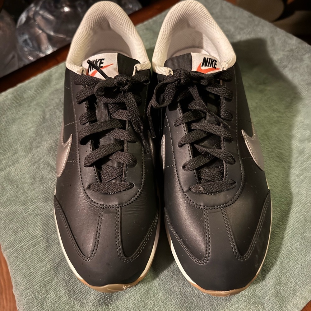 Nike pacific low top woman’s Black Sneakers 9.5